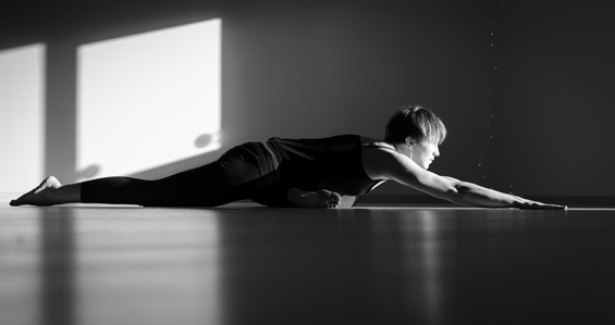 Photo d'une professeure dans une posture d'Hatha Yoga