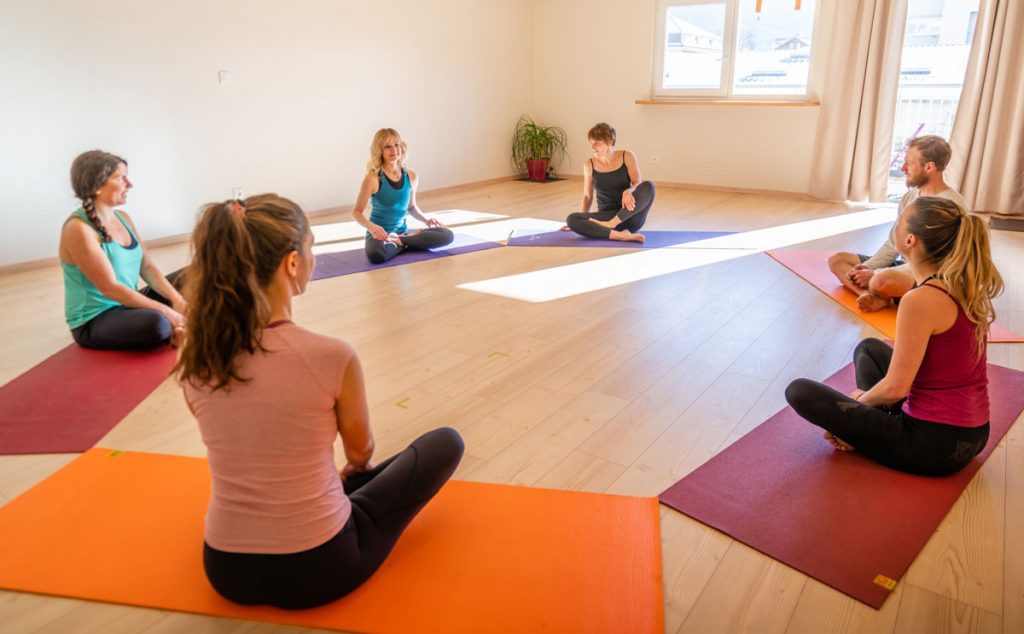 Initiation au Yoga avec un professeur certifié et ses élèves débutants